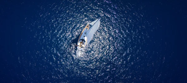 Vista incrível para iate navegando em mar aberto no dia ventoso. Visão do drone - ângulo dos olhos das aves Imagens De Bancos De Imagens Sem Royalties