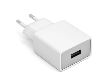 Beyaz arkaplanda USB portu olan akıllı telefon güç adaptörü