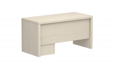 Beyaz arka planda çekmeceleri olan ahşap masa