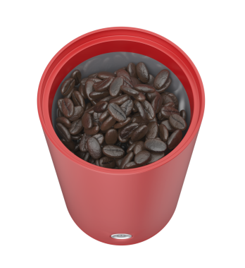 Kahve çekirdekleri ile doldurulmuş kırmızı kahve öğütücüsüne yakın plan.