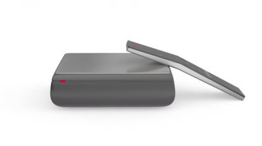 Akarsu kitle iletişim araçları oyuncu beyaz arka plan üzerinde Uzaktan kumanda ile