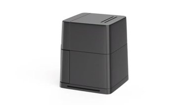 Beyaz arka planda siyah elektrikli fritöz.