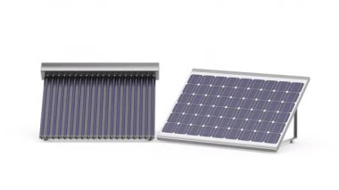 Beyaz zemin üzerinde güneş suyu ısıtıcısı ve fotovoltaik solar panel