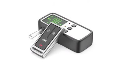 Beyaz arkaplanda taşınabilir dijital alkol ölçer ve araba anahtarı