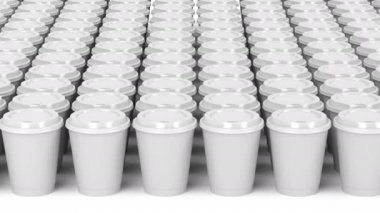 Kahve bardakları satırlarla