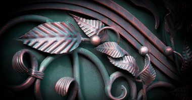 Bir kadın elinde bir buket kar damlası