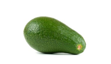 Beyaz arkaplanda yeşil avokado