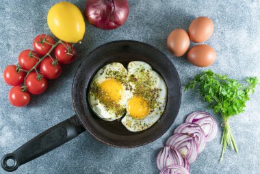 Biberli yumurta ve gri arka planda kekik, taze domates.,