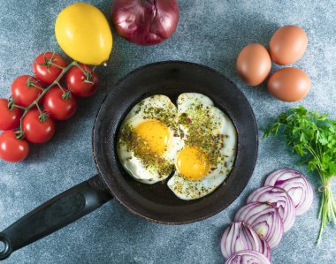 Biberli yumurta ve gri arka planda kekik, taze domates.,