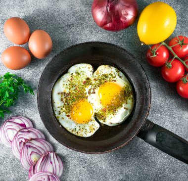 Biberli yumurta ve gri arka planda kekik, taze domates.,