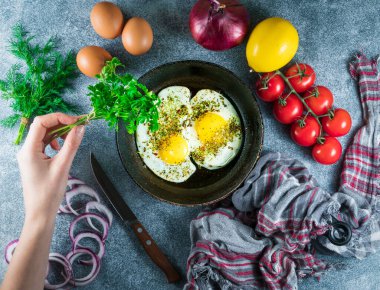 Gri masada yağda yumurtayla lezzetli bir kahvaltı.