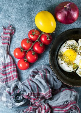 Gri masada yağda yumurtayla lezzetli bir kahvaltı.
