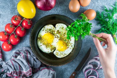 Gri masada yağda yumurtayla lezzetli bir kahvaltı.
