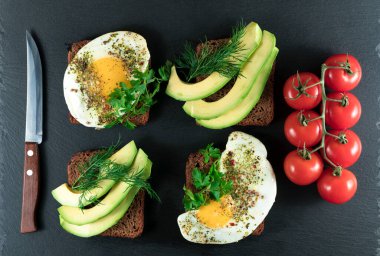 Avokado, ıspanak ve sahanda yumurtalı sandviçler.