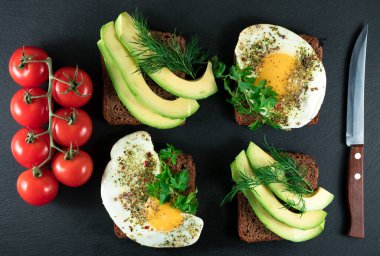 Avokado, ıspanak ve sahanda yumurtalı sandviçler.