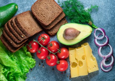 Avokado, tam tahıllı sandviç üç renkli domatesli ekmek kabartma tepsisi.