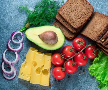 Avokado, tam tahıllı sandviç üç renkli domatesli ekmek kabartma tepsisi.
