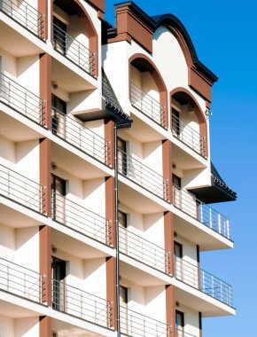 Modern ve yeni apartman. Çok katlı modern, yeni ve şık apartmanlar..