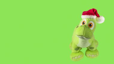 Yeşil arka planda izole edilmiş yumuşak oyuncak ejderha. Çocuk oyuncakları.