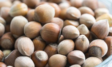 Arka plan görüntüsü için sağlıklı yiyecekler, fındıkları kapatın. Fındık dokusu fincan tabağının üstünde..