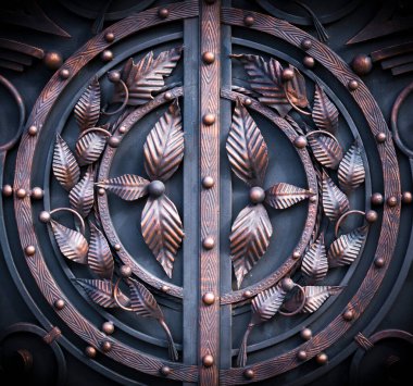 İyi iş çıkardın. Sahte kapının elementleri.