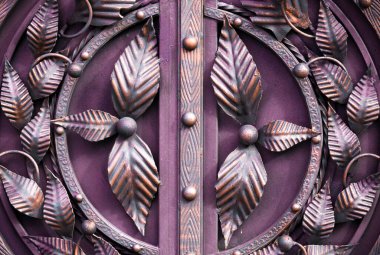 İyi iş çıkardın. Sahte kapının elementleri.