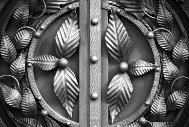 İyi iş çıkardın. Sahte kapının elementleri.