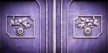 Demir kapılar, süs eşyası döşemeleri, sahte elementler..