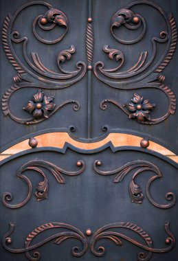 Demir kapılar, süs demirleri, sahte elementler..