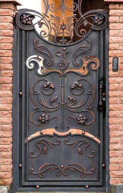 Demir kapılar, süs demirleri, sahte elementler..