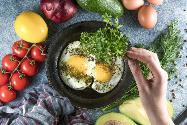 Biberli yumurta ve gri arka planda kekik, taze domates.