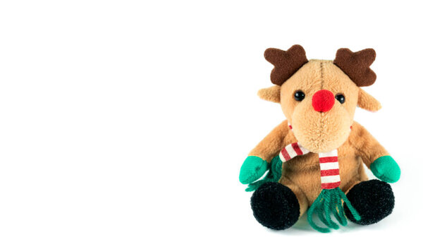 Детская коллекция игрушек, Мягкий коричневый олень на белом фоне. Мягкая рождественская игрушка.