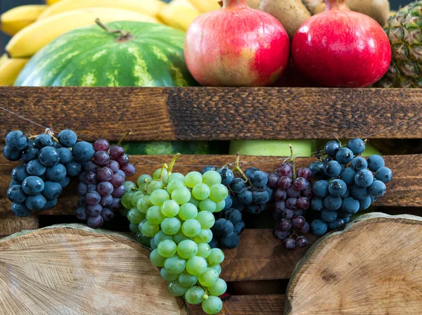 Houten Boerderijkist Gevuld Met Vers Tropisch Fruit — Stockfoto