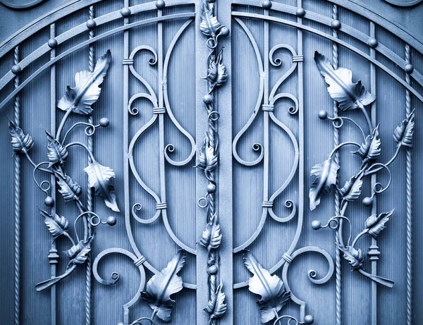 金属製の門の美しい鍛造葉 — ストック写真