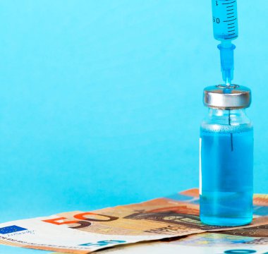 Avro, ilaç şişesi ve mavi arka planda şırınga