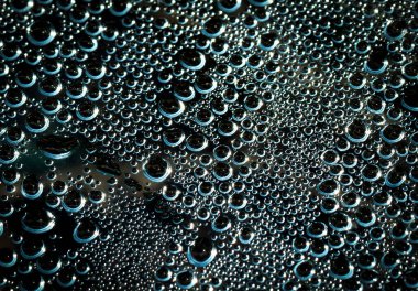 Su siyah üzerine düşer.