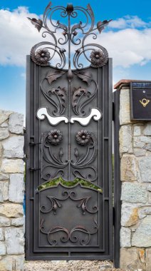 Taş duvarın içine büyük demir kapılar.