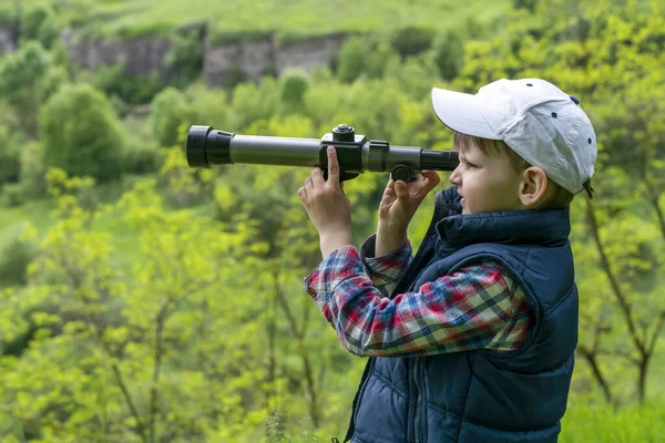 Child Looking Spyglass — Stock Photo, Image