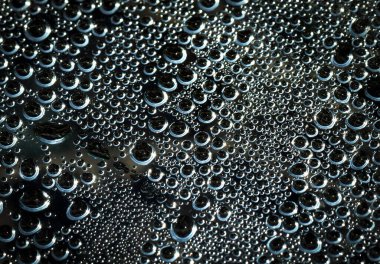 Su siyah üzerine düşer.