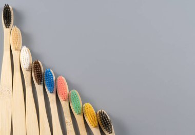 Bambu diş fırçası seti. Farklı renkte. Uzayı kopyala Ekoloji tahta diş fırçası grubu.