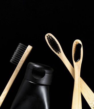 Siyah arkaplanda, eko bambu diş fırçası grubu.