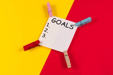 Renkli arkaplan üzerine boş renkli kağıt