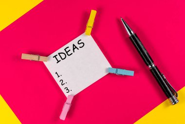 Boş renkli kağıtlar, ataçlar, klasörler, kalem ışığı arka planı.. 