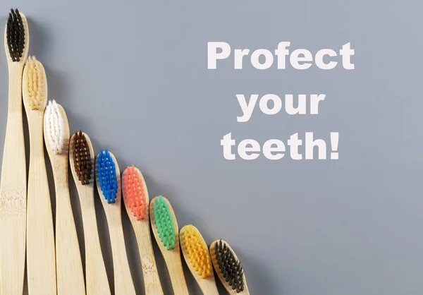 Zestaw Bambusowych Szczoteczek Zębów Inny Kolor Skóry Odbiór Ekologia Drewna — Zdjęcie stockowe