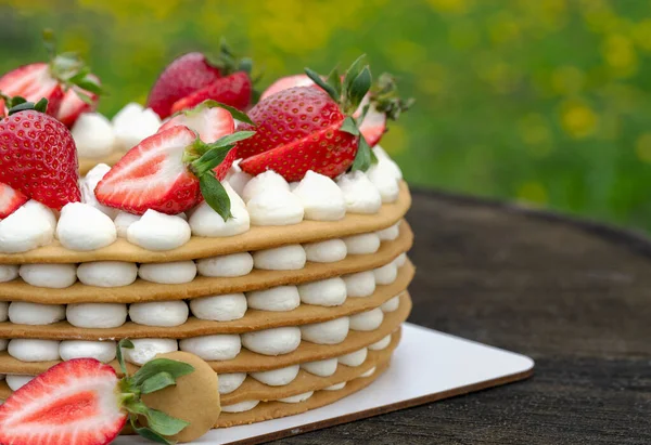 Tarta Queso Fresa Sobre Fondo Madera —  Fotos de Stock