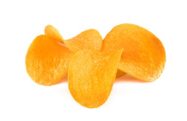 Beyaz arkaplanda patates cipsi