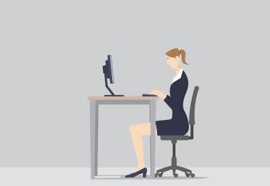 Bilgisayar önünde onun Ofis Masası, çalışan bir kadın.