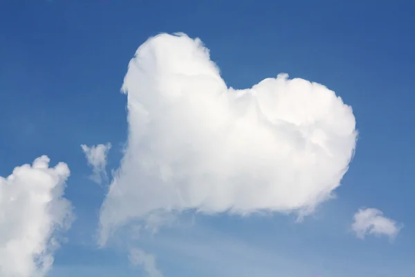 Hart van wolk op sky — Stockfoto