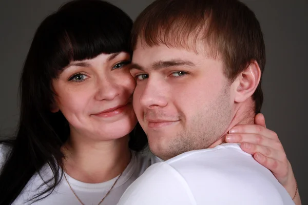 Glückliches Paar im verliebten Studio erschossen — Stockfoto