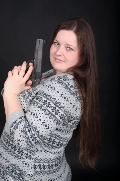 Frau posiert mit Waffen. — Stockfoto